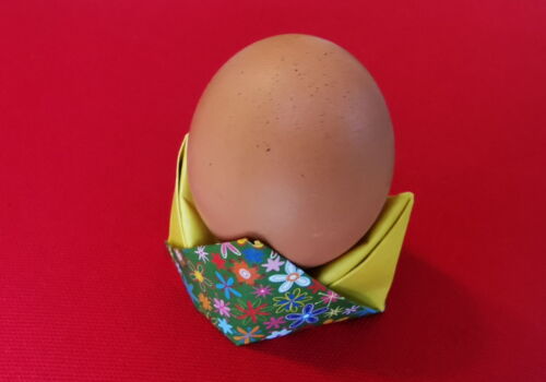 zur Anleitung: Origami-Eierbecher mit Ei