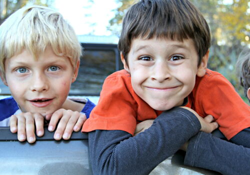 zwei Jungen grinsen in die Kamera
