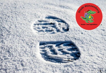 Fußabdruck im Schnee mit KJB Logo