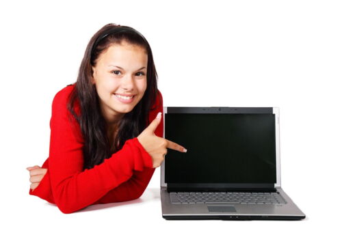 zum Online-Formular (Mädchen zeigt auf Computer)