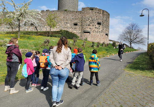 Kinder auf der Burg beim Reality Spiel "Von Falkenstein"