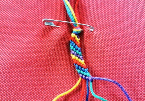 zur Knüpfanleitung Freundschaftsbändchen