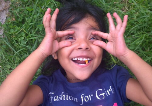 Lachendes Mädchen zieht eine Grimasse