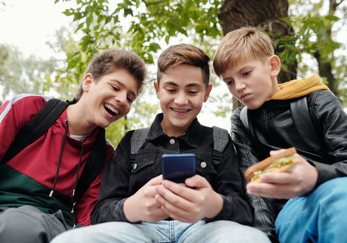Jungen mit Handy
