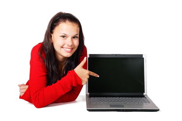 zum Online-Formular (Mädchen zeigt auf Computer)