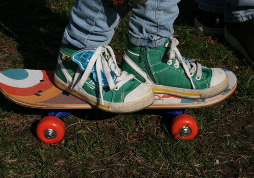 grüne Turnschuhe auf Skateboard
