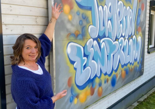 Christine Alles vor dem Jugendzentrum