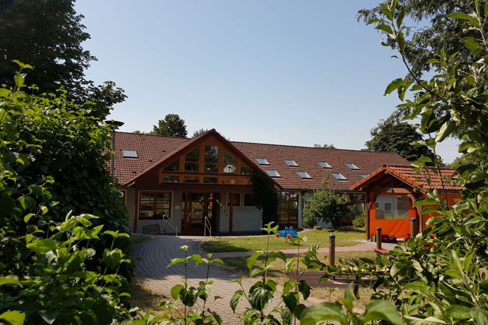 Eingang der Kindertagesstätte Taubenhaus in Gambach.